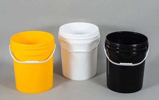 دلو بلا BPA بيضاء 5 غالونات بلاستيكية مع غطاء للحصول على مسحوق كيميائي